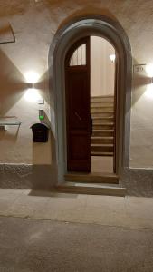 einen Eingang zu einem Gebäude mit einer Holztür in der Unterkunft Casa Clementina in Pisa
