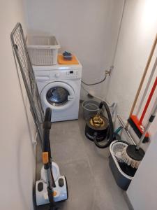 a laundry room with a washing machine and a washer at Maison en centre-ville 
