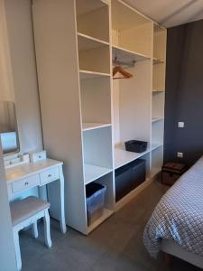 Aubin的住宿－Appartement en aveyron，一间卧室配有一张桌子、一张床和一个衣柜