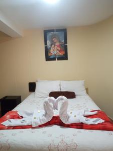 1 cama con 2 personas hecha de toallas en La Casita de Gabriel, en Cusco