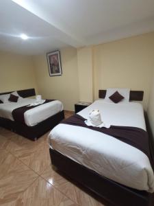 una habitación de hotel con 2 camas en una habitación en La Casita de Gabriel, en Cusco