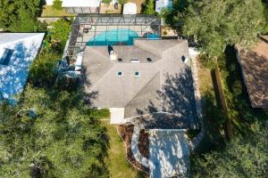 een uitzicht op een huis met een zwembad bij River's Edge Retreat in St. Augustine