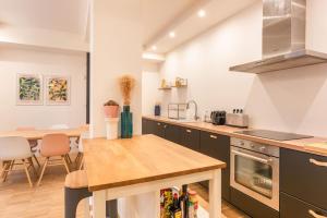 O bucătărie sau chicinetă la Design architect Loft for 10 guests near metro