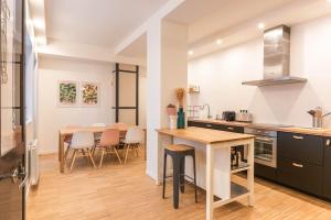 Küche/Küchenzeile in der Unterkunft Design architect Loft for 10 guests near metro