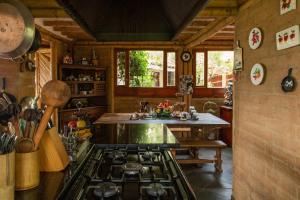 a kitchen with a stove and a counter top at Hospedaje La Tierrita Villa de Leyva in Villa de Leyva