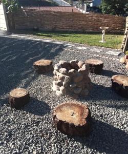 uma pilha de troncos sentados em cima de um quintal em Bird Nest Lodge em Durban