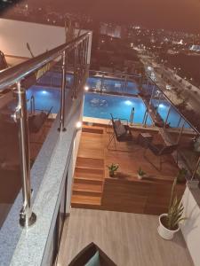 vistas a una piscina en la parte superior de un edificio en Cazinos Apartamento en Praia