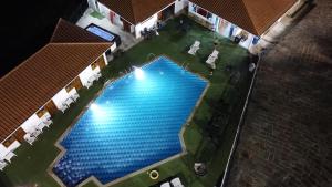an overhead view of a swimming pool in a house at Hotel Hacienda Guane Campestre in Oiba