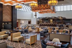 Sheraton DFW Airport Hotel tesisinde bir restoran veya yemek mekanı