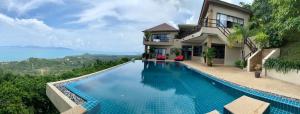 einen Pool vor einem Haus mit Meerblick in der Unterkunft Fah Suay Villa - Incredible & Spacious 5 Bedrooms in Mae Nam