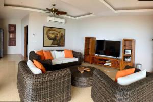ein Wohnzimmer mit 2 Sofas und einem TV in der Unterkunft Fah Suay Villa - Incredible & Spacious 5 Bedrooms in Mae Nam