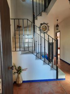 un escalier dans une maison avec une balustrade en verre dans l'établissement Matalascañas, à Matalascañas