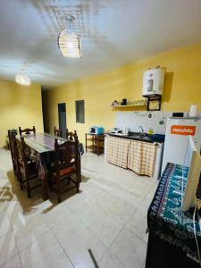 Una cocina con una mesa y sillas en una habitación. en Raices Diaguitas, en Vinchina