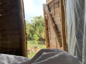 a bedroom with a window with a view of a yard at Glamping la veranera in San Vicente