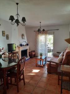 uma sala de estar com uma mesa e um sofá em Matalascañas em Matalascañas