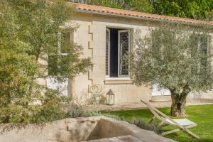 una casa con una ventana y un árbol en el patio en LE SECRET, en Saint-Martin-de-Ré 39 fotos más