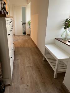 een keuken met witte kasten en een houten vloer bij Casa con piscina in Cedeira
