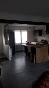 Kuchyňa alebo kuchynka v ubytovaní Maison entière, circuit 24h du Mans