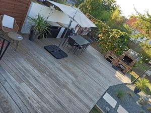 Patio alebo iná vonkajšia časť ubytovania Maison entière, circuit 24h du Mans