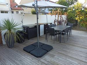 Balkón alebo terasa v ubytovaní Maison entière, circuit 24h du Mans