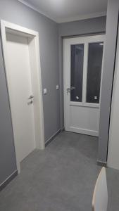 une pièce vide avec deux portes et une fenêtre dans l'établissement Studio apartman Kastav Hill, à Kastav