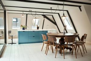 a kitchen and dining room with a table and chairs at Suvelfabryk in Lioessens