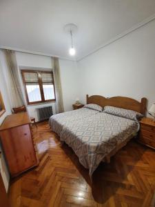 1 dormitorio con 1 cama y suelo de madera en La Llave, 