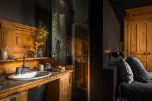a bathroom with a sink and a shower at LE SECRET in Saint-Martin-de-Ré +39 photos