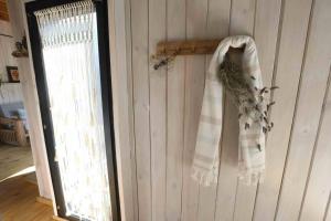 uma toalha pendurada numa parede ao lado de uma janela em La Pausa Casa Rural em A. de la Cruz