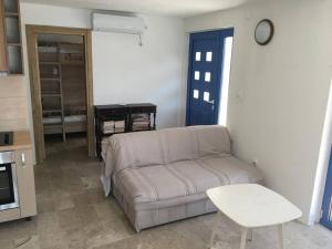 uma sala de estar com um sofá e uma mesa em Lovely studio apartment on Montenegro Beach Side em Perazića Do