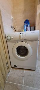 uma máquina de lavar roupa numa pequena casa de banho com em Lovely studio apartment on Montenegro Beach Side em Perazića Do