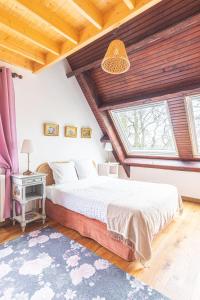 1 Schlafzimmer mit 2 Betten und einem Fenster in der Unterkunft Bed and Breakfast Saultchevreuil, au Mont Saint Michel in Villedieu-les-Poëles