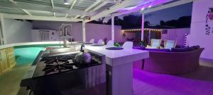 Πισίνα στο ή κοντά στο Family and friends villa with big private pool