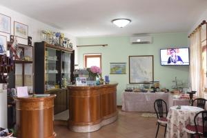 TV a/nebo společenská místnost v ubytování Hotel California