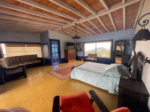 a large bedroom with a bed and a couch at Hacienda Palomas en Concordia - Finca Cafetera in Salgar