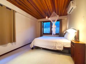 um quarto com uma cama e uma janela em Casa Iluminalia em Abraão
