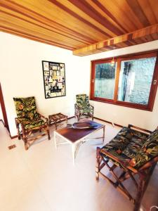 阿布拉昂的住宿－Casa Iluminalia，客厅配有两把椅子和一张桌子