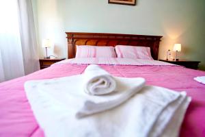 1 dormitorio con 1 cama con toallas en Affittacamere Umberto&Marisa, en Foligno