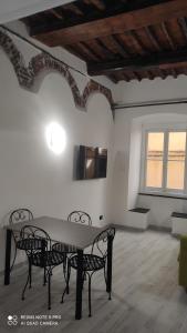 una sala da pranzo con tavolo e sedie in una stanza di La Nina a Camogli