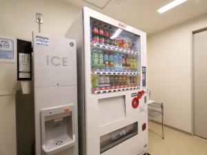 - une machine à glace dans une pièce avec des boissons dans l'établissement Smile Hotel Shinagawasengakujiekimae, à Tokyo