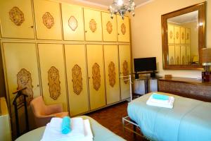 A television and/or entertainment centre at Affittacamere Umberto&Marisa