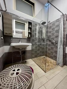 une salle de bain avec lavabo et douche dans l'établissement Casa Vacanze Marina di Ragusa Il Gufo e La Civetta apt, à Marina di Ragusa