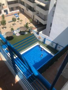 The swimming pool at or close to Apartamento con terraza, garaje y piscina a 350m playa