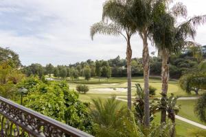 ロサンゼルスにあるBel Air Luxury Villaのヤシの木が茂るゴルフコースの景色を望めます。