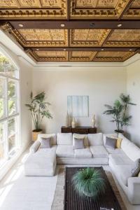 een woonkamer met witte meubels en een schuin plafond bij Bel Air Luxury Villa in Los Angeles