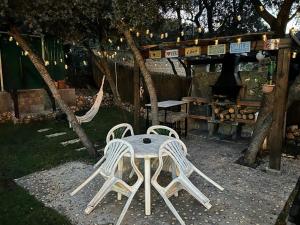 een tafel en twee stoelen in een tuin bij Desconexión y paz, cabaña en la sierra in Albalate de Zorita