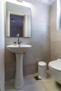 A bathroom at Manto Hotel