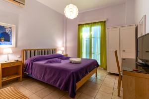 A bed or beds in a room at Manto Hotel