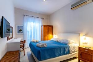 A bed or beds in a room at Manto Hotel