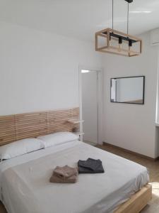 1 dormitorio con 1 cama grande con sombrero en Casa Vacanza "Aurora", en Costa Volpino